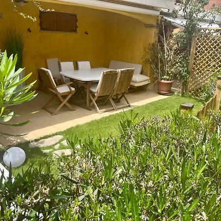 Porto Pino, Garden And Pool Holiday home *