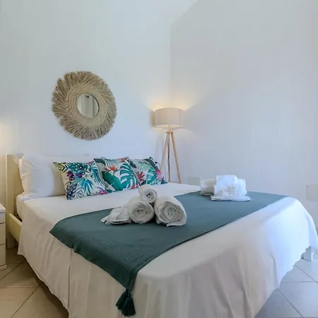 Porto Pino, Garden And Pool Southsardiniaholidays Hébergement de vacances SantʼAnna Arresi