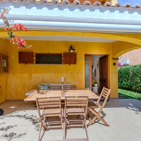 Dom wakacyjny Porto Pino, Garden And Pool