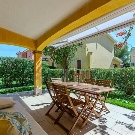 Porto Pino, Garden And Pool Southsardiniaholidays Hébergement de vacances SantʼAnna Arresi